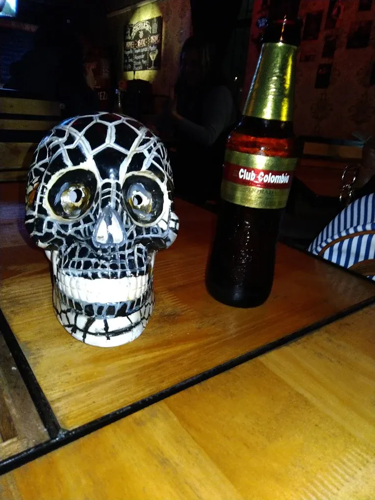 Calavera y Cerveza en Salem Taberna