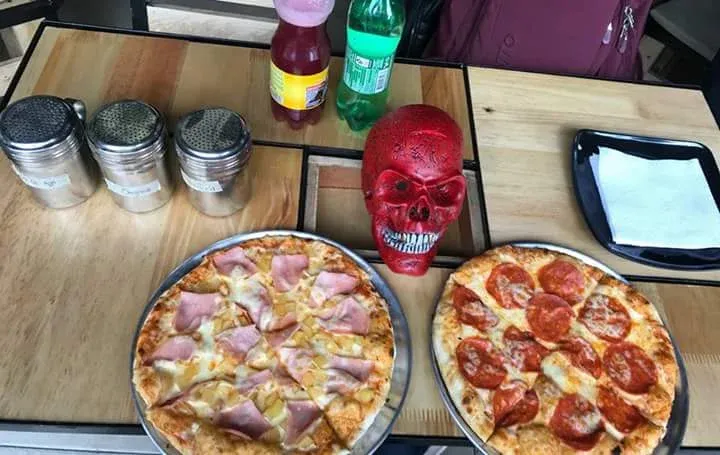 Pizzas y calavera roja en Salem
