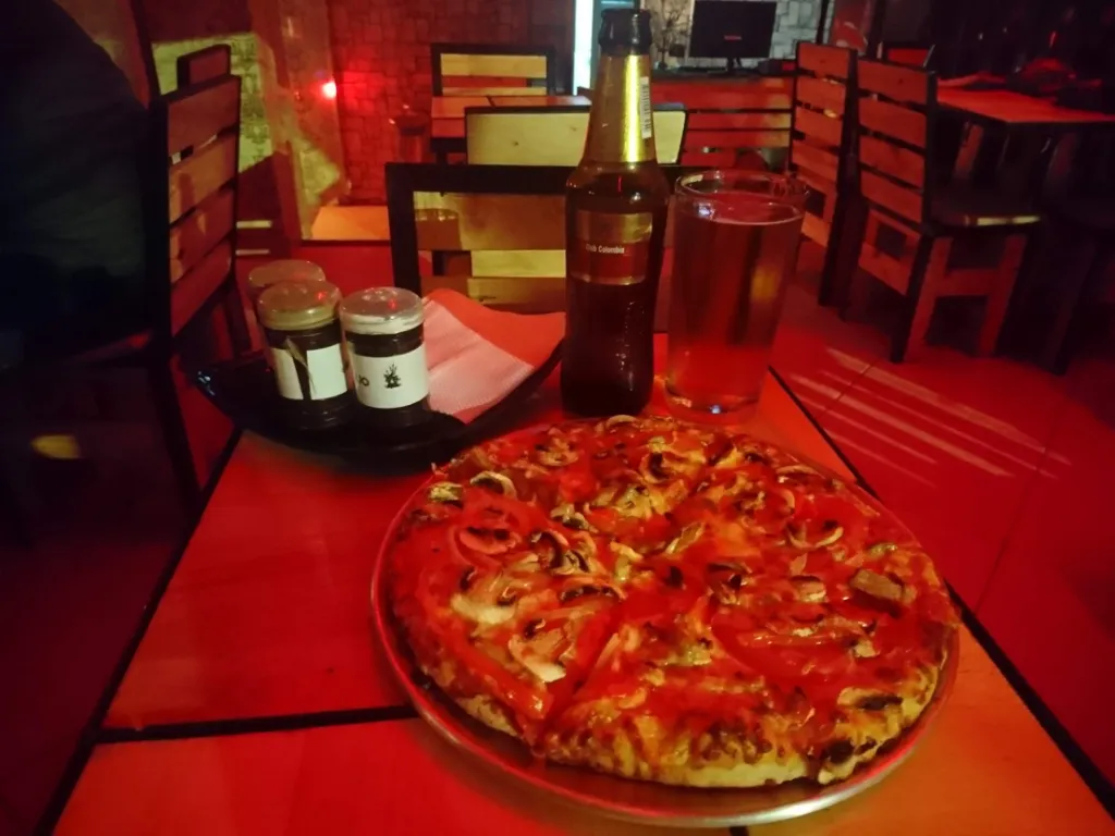 Pizza con cerveza Club Colombia en Salem