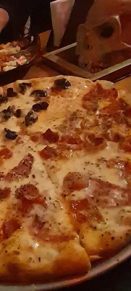 Detalle de pizza artesanal con calavera Salem