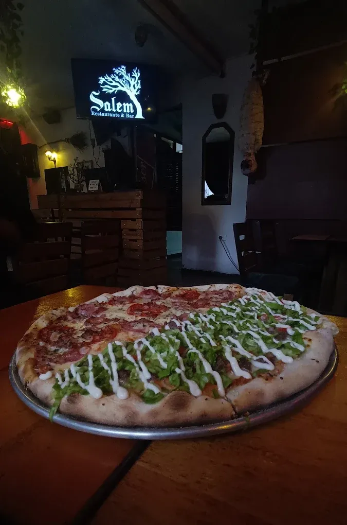 Pizzas de la Casa en Salem